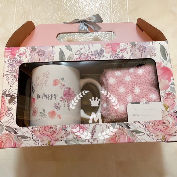 BE HAPPY CERAMIC MUG & CREW ULTRA PLUSH SOCKS HOLIDAY GIFE SET - Picture 3 of 7